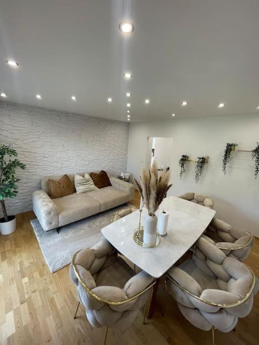 Moderne Wohnung In Der Naehe Vom Parndorf Outlet! Bruckneudorf Bagian luar foto